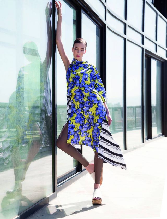 فستان من القطن المطبع بالأزهار من Balenciaga. حذاء من Chloe.