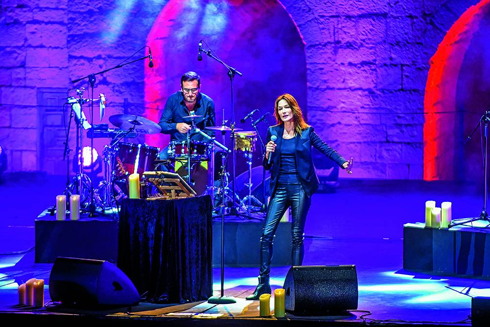 كارلا بروني تضيء مهرجانات بيت الدين