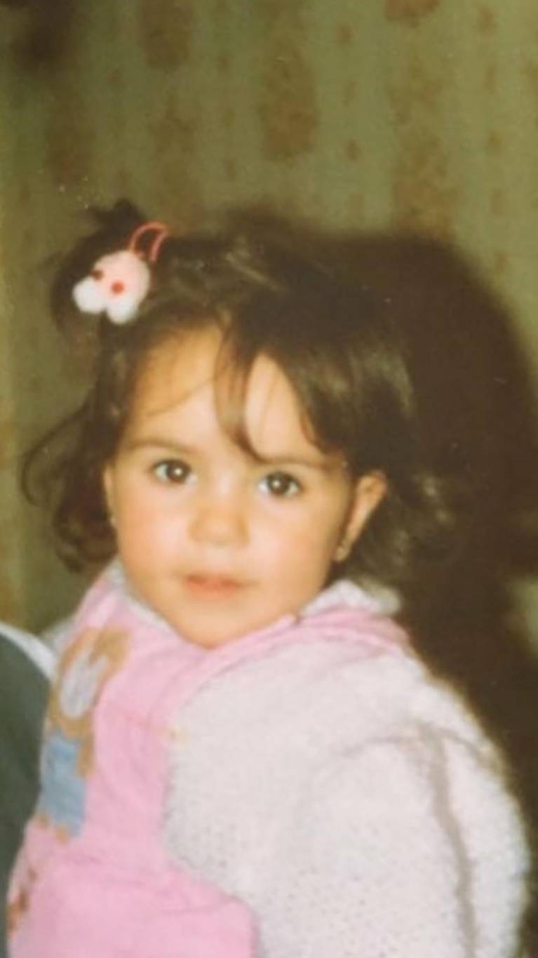 هذه الطفلة أصبحت نجمة شهيرة وأثارت الجدل بزواجها... خمنوا من هي؟