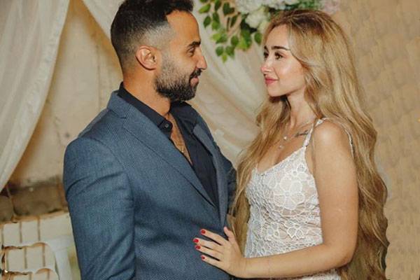 بالصور - هنا الزاهد من دون مكياج في أول ظهور لها بعد خطوبتهما