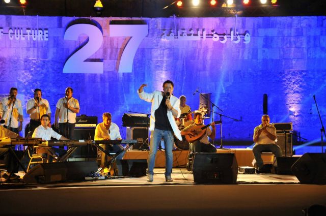 يغني رغم المرض