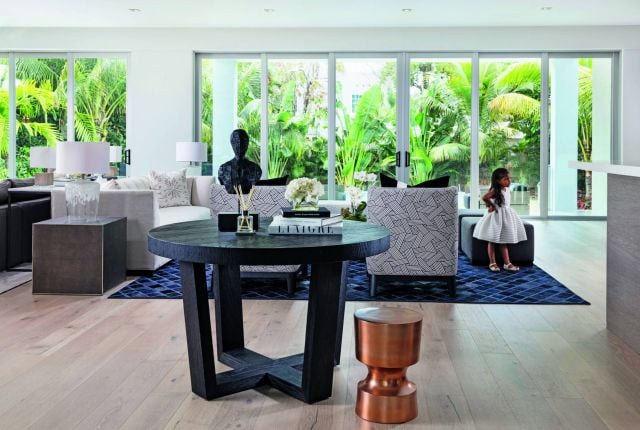 مدخل المنزل تتوسطه طاولة مستديرة تزيّنها منحوتة مبتكرة من النحاس