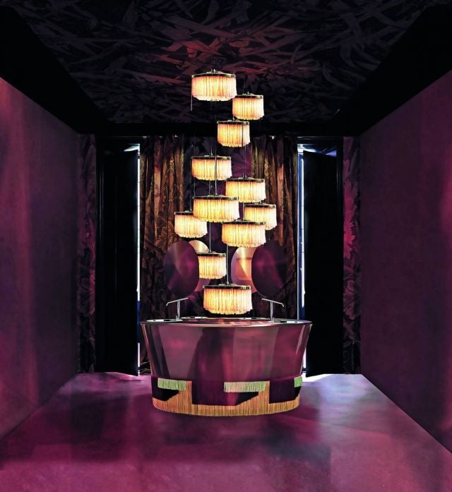 للإضاءة والخطوط الملتوية حضورها الجميل في المشهد