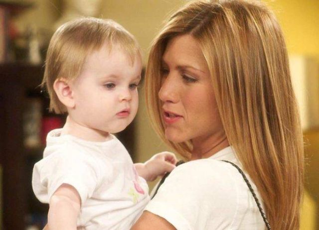 هل تتذكرون الطفلة إيما في مسلسل Friends؟ الكشف عن حقيقتها الصادمة وهكذا أصبحت