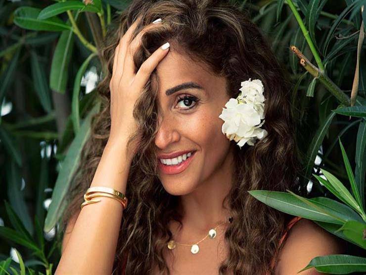 خاص لها- دينا الشربيني منزعجة بسبب عيب في جسدها.. ما هو؟ وماذا فعلت؟