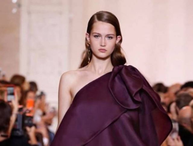 البنفسجي الراقي في فساتين سهرة ايلي صعب