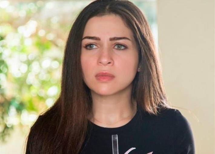 إطلالة جديدة لمي عز الدين في إجازتها... هل أصبحت أكثر نحافة؟