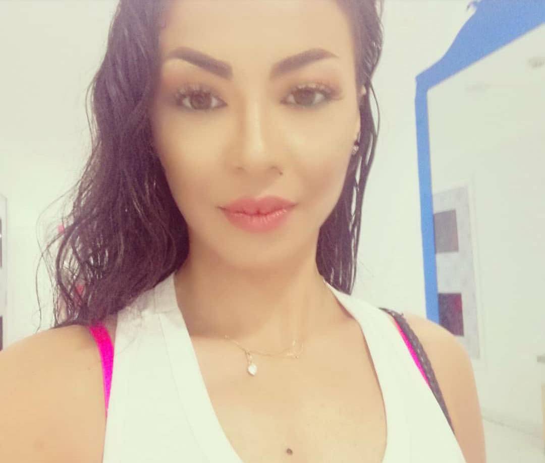 رد ناري من دوللي شاهين على منتقدي صورتها بالبكيني .. ماذا قالت؟