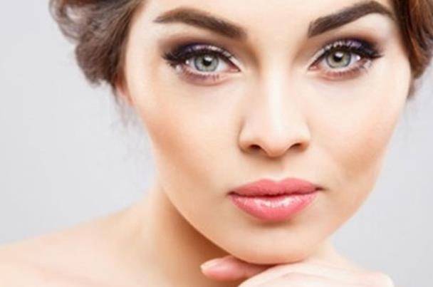 ودّعي تاتو الحواجب... واحصلي على حواجب كثيفة بمنتج سحري ثمنه 3 دولارات!