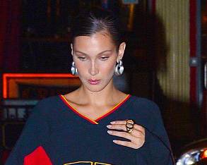 بالصور- استوحي إطلالتك العملية من بيلا حديد