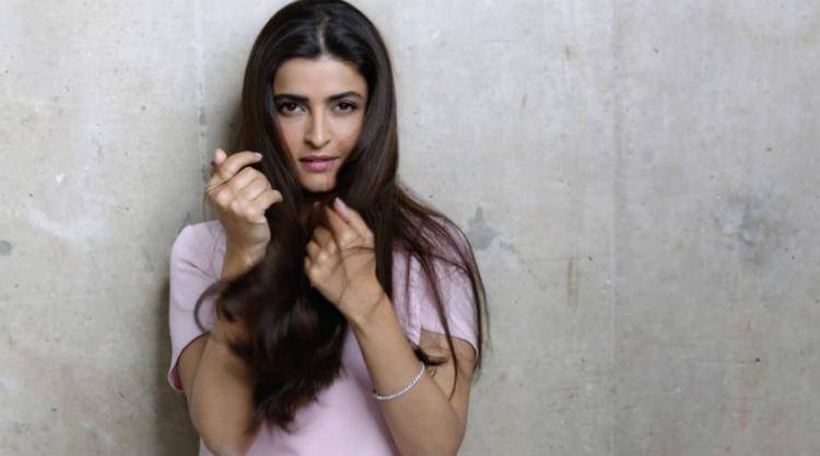 تريدين أن تحصلي على شعر علا الفارس؟ اتبعي هذه الطريقة