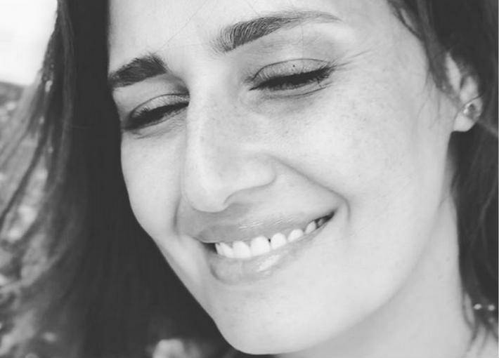 بالفيديو - حلا شيحة تغير لون شعرها... شاهدوا إطلالتها الجديدة