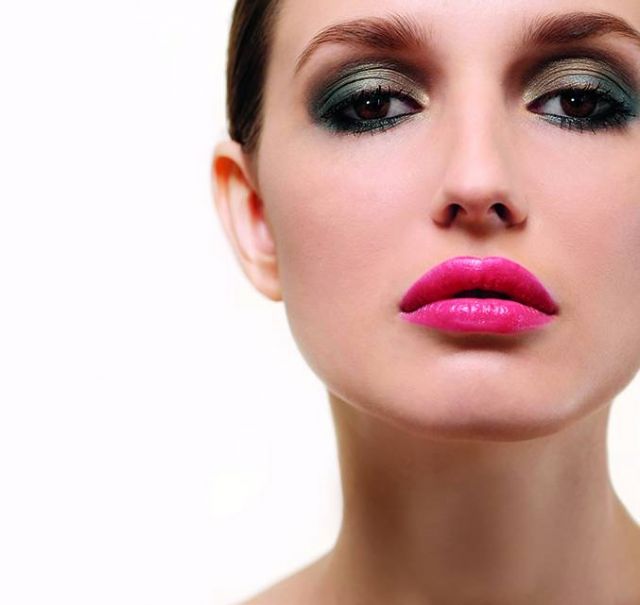 تمّ توحيد لون البشرة بواسطة كريم الأساس Teint Couture Cushion Foundation من Givenchy. وعلى العينين، تم استعمال علبة ظلال الجفون Les 4 Ombres in TISSÉ SMOKY no.246 من Chanel