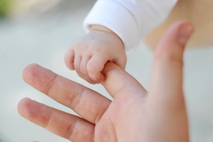 بالصور - مذيع لبناني يستقبل طفله الأول.. وهذه الهدية الثمينة التي حصل عليها