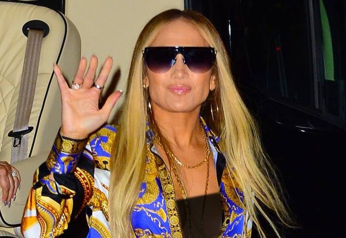 بالصور إليك تفاصيل إطلالات جينيفر لوبيز في حفل جوائز VMAs‎... قميص بأزرار مفتوحة وحذاء مطاطي!