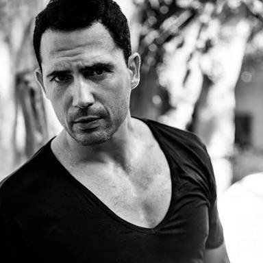 بالصورة- ظافر العابدين بإطلالة لم تروها من قبل..  وما الذي روج له؟