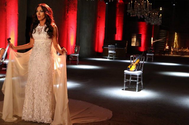 تقدم أولى أغنياتها 