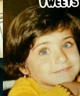 نجمة شهيرة تنشر صورة من طفولتها لترد على اتهامات تخص لون عينيها