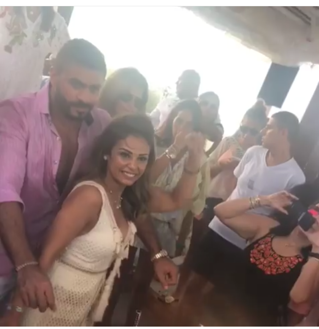 بالفيديو - خالد سليم يحتفل بيوم ميلاد زوجته على البحر في أجواء صاخبة