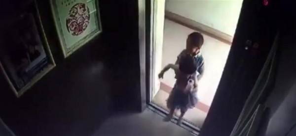 جريمة مروعة في مصر - شاب يذبح طفلة ليحصل على قرطها الذهبي