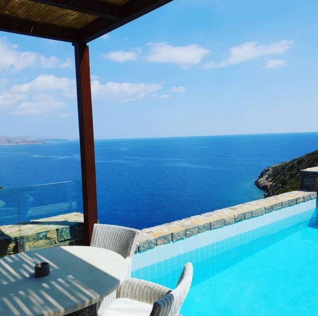 إليسا في أحد منتجعات جزيرة كريت اليونانية