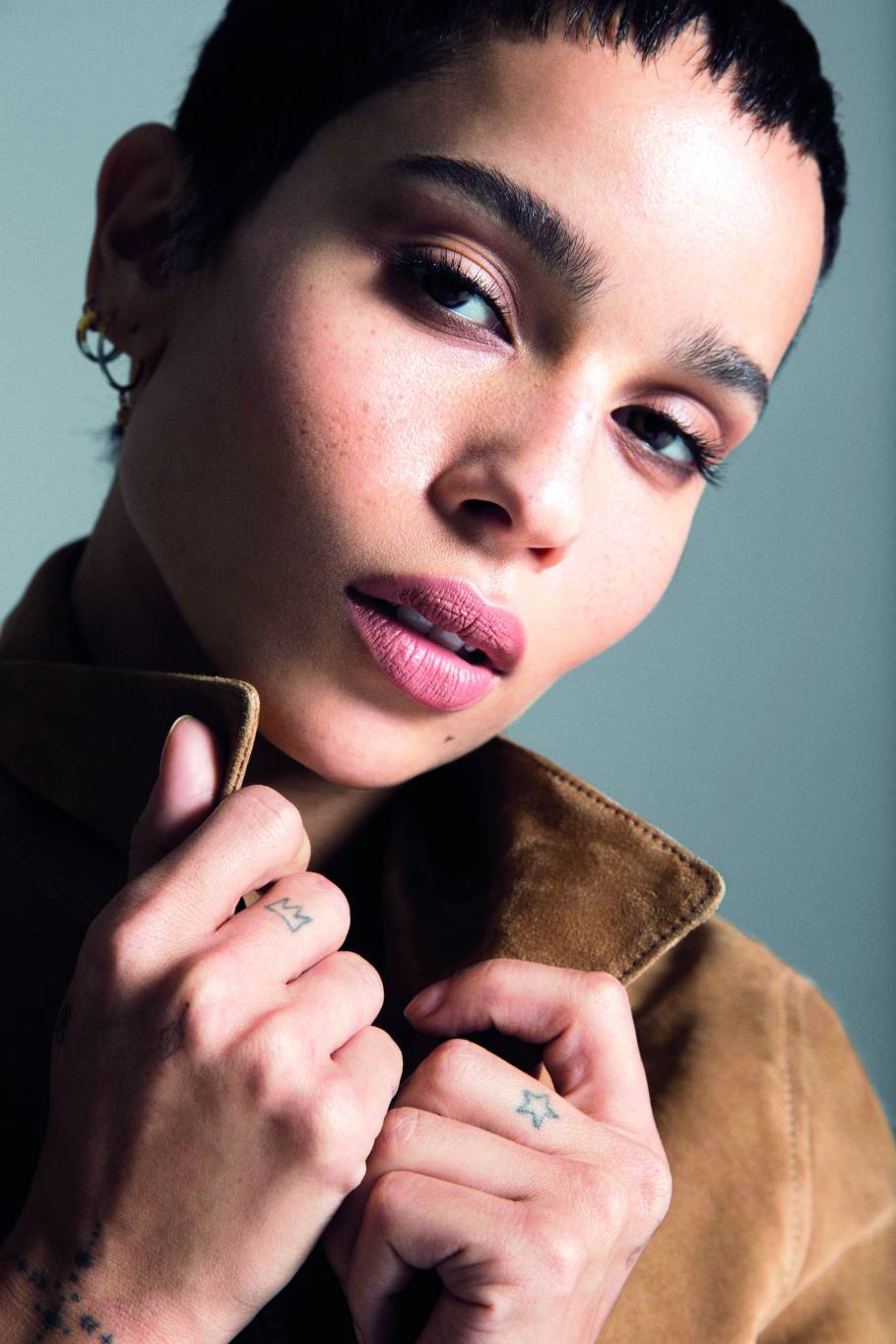 زوي كرافيتز السفيرة الجديدة لعطر BLACK OPIUM من YSL BEAUTY