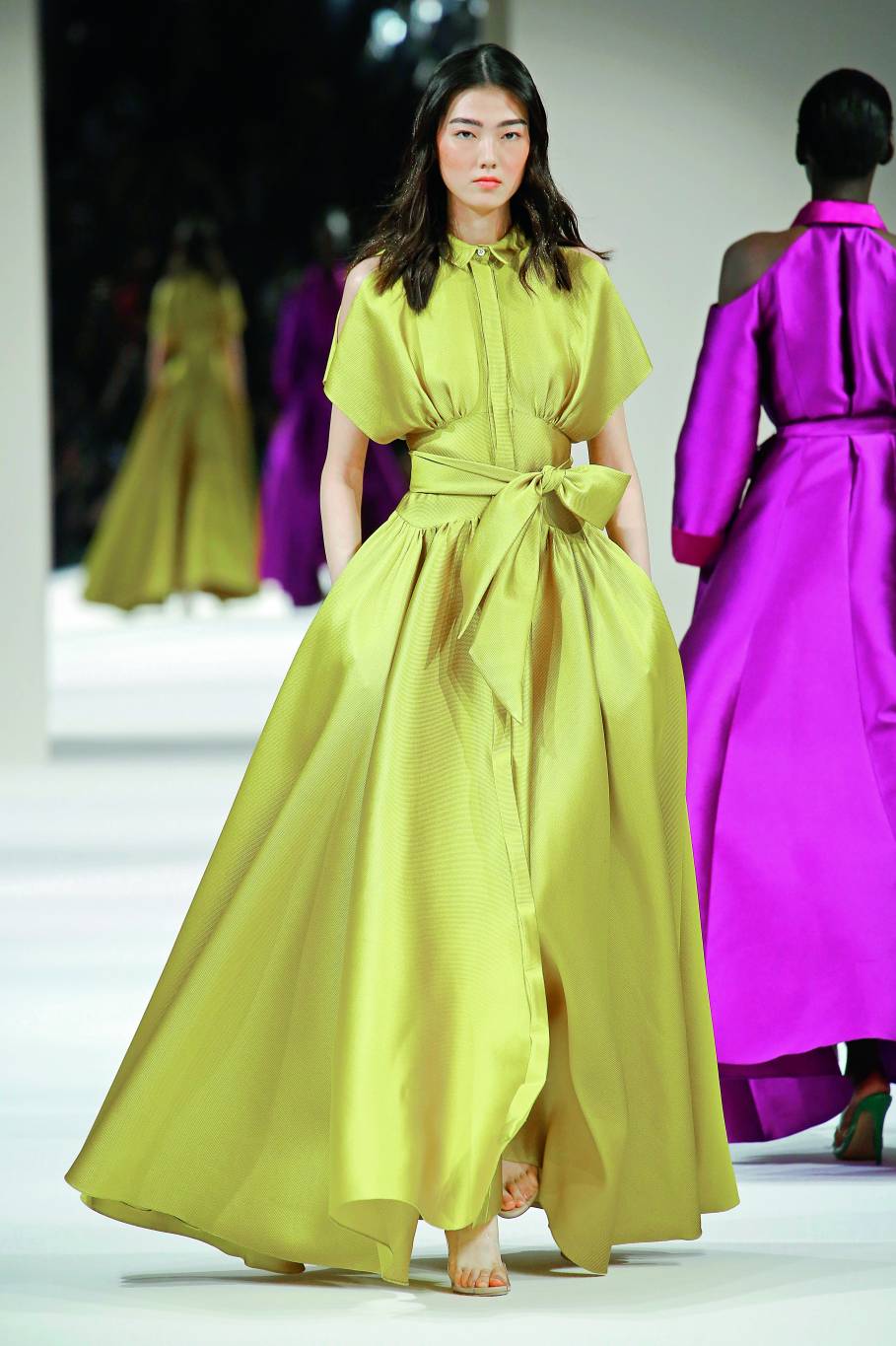 موديلات فساتين ملكية بألوان مختلفة