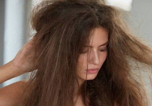 بالفيديو - تعرّفي إلى طريقة لتخليص الشعر من التقصف من دون تقصيره