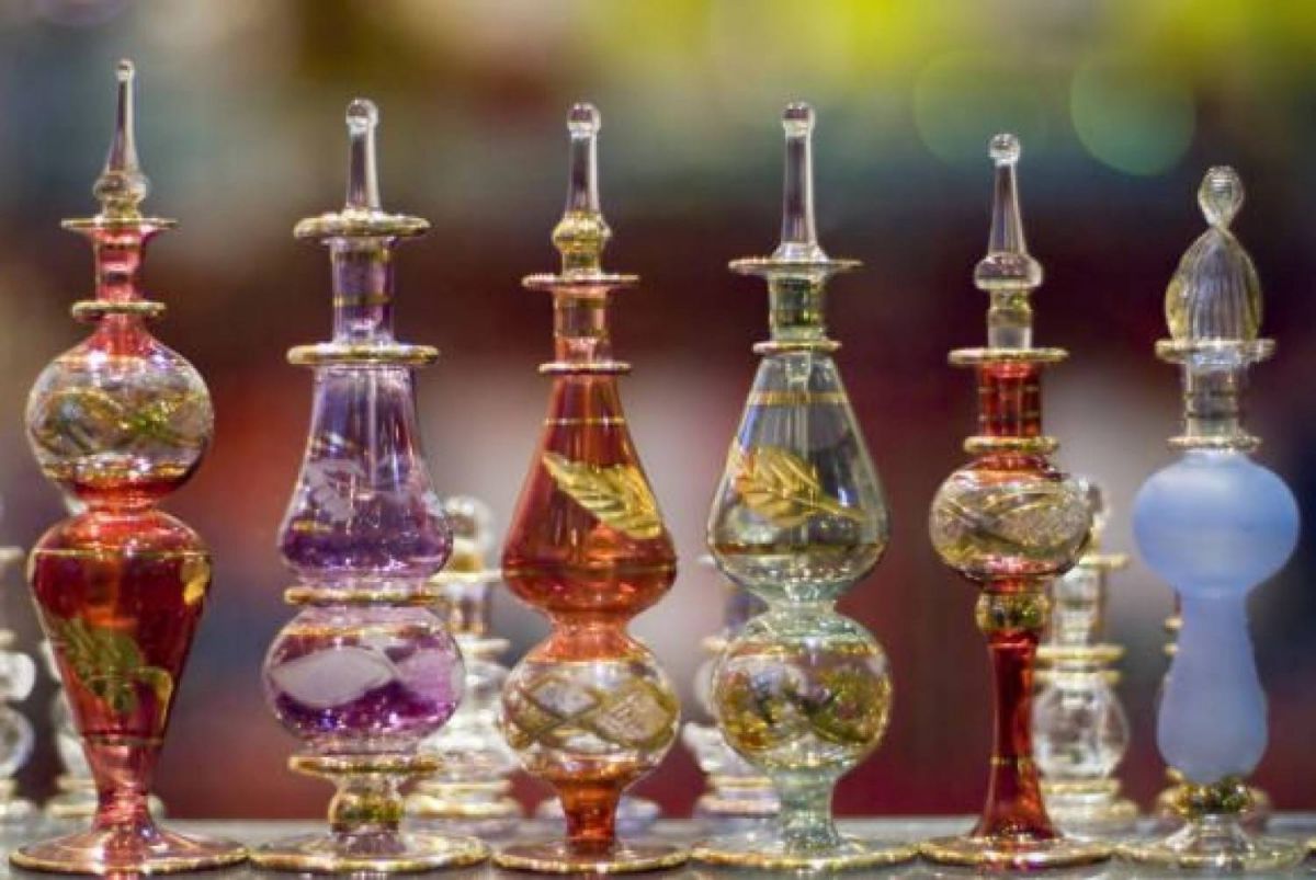 مزج العطور تقليد عربي له أصوله... هكذا تحصلين على عطر خاص بك