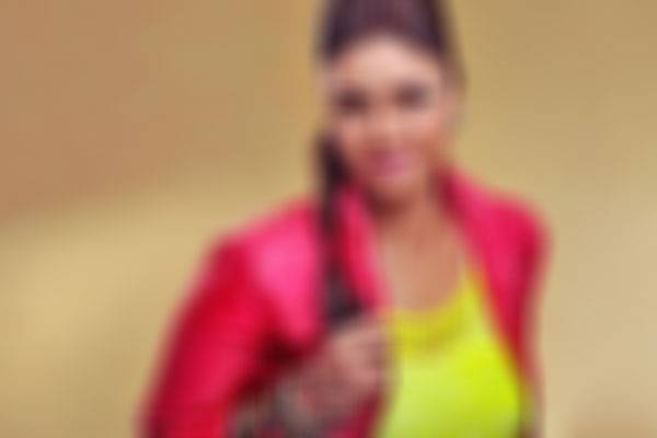 نجمة شهيرة تخضع لعملية جراحية دقيقة في العضم... وهذه حالها الآن