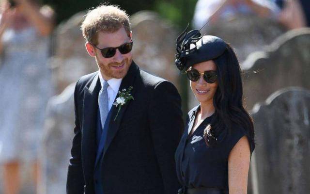 بالصور - حذاء الأمير هاري المهترئ يحدث ضجة كبيرة.. شاهدوه