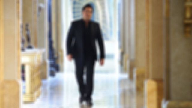 بعد ماجد المهندس وعيضة المنهالي... معجبة محجبة تحتضن فنان لبناني على المسرح