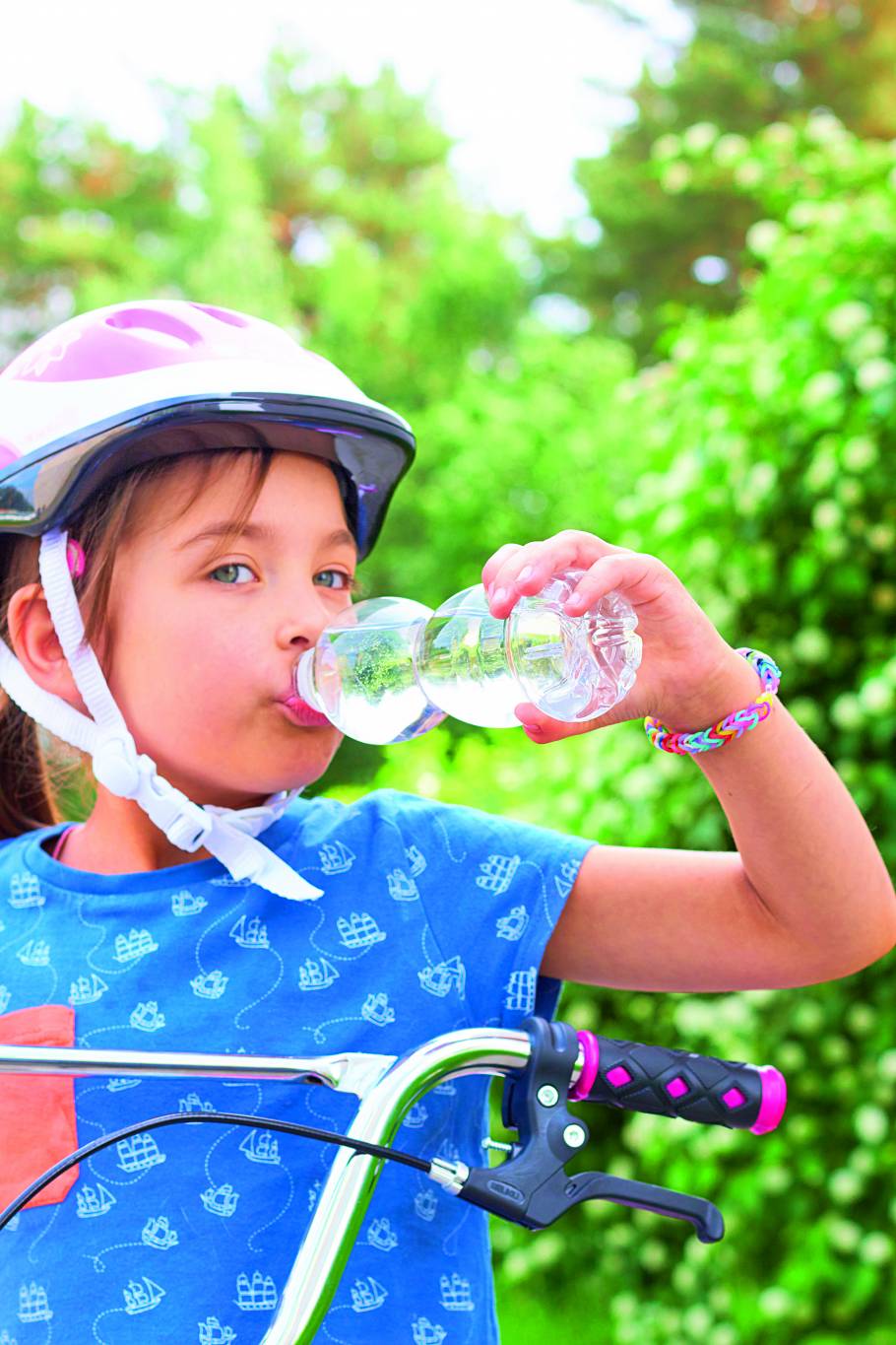 أنت المسؤولة عن حماية طفلك من جفاف السوائل في جسمه صيفاً!