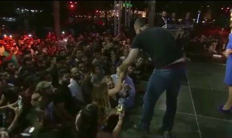 بالفيديو - نجم لبناني يعرض الزواج على حبيبته على المسرح.. شاهدوا ماذا حصل