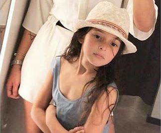 بالصور - هذه الطفلة الجميلة إبنة نجمة عربية.. خمنوا من هي أمها؟