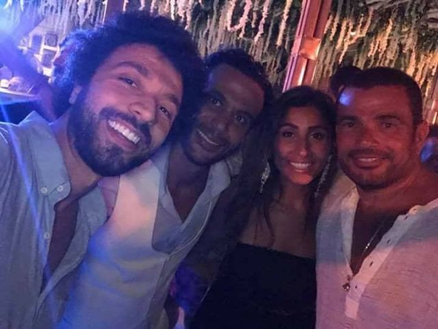 احمد خالد موسى يلتقط سيلفي مع محمد امام وعمرو دياب ودينا الشربيني
