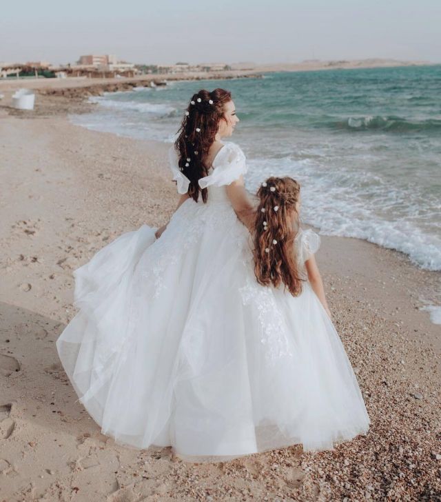 اسما شريف منير ونجلتها لارا