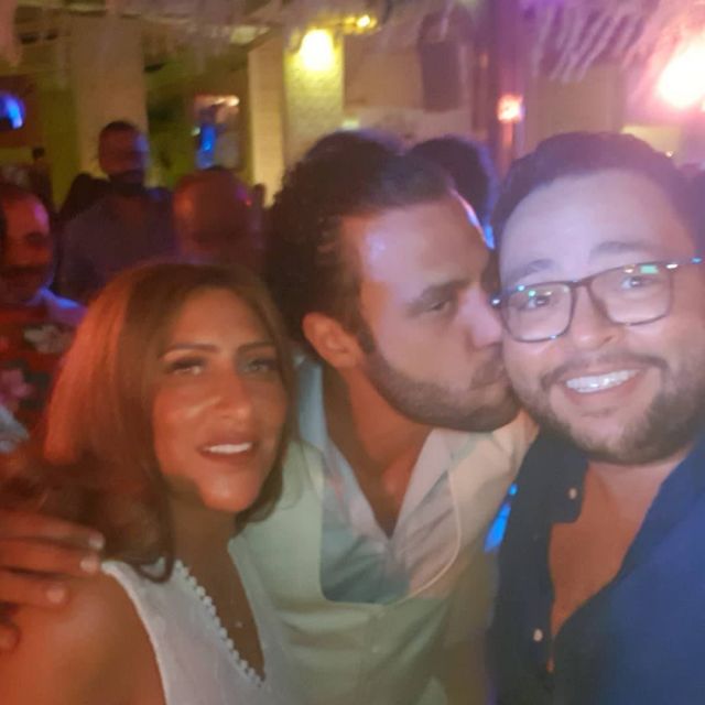 العريس يقبل احمد رزق