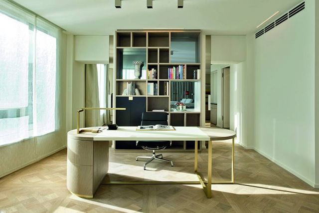 تصميم مبتكر لمكتب منفذ من الخشب الفاتح