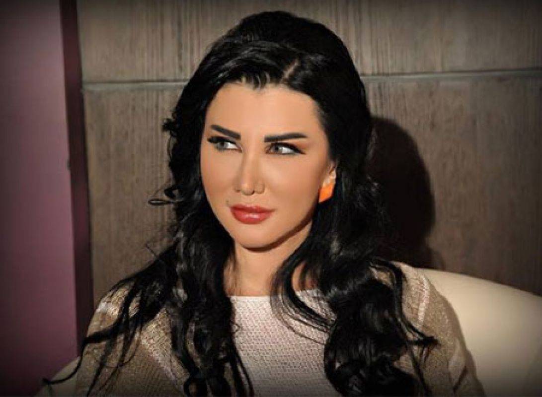 جيني اسبر تنشر صورة والدتها... لم تعد تملك الا الدعاء بسبب وضعها الخطير