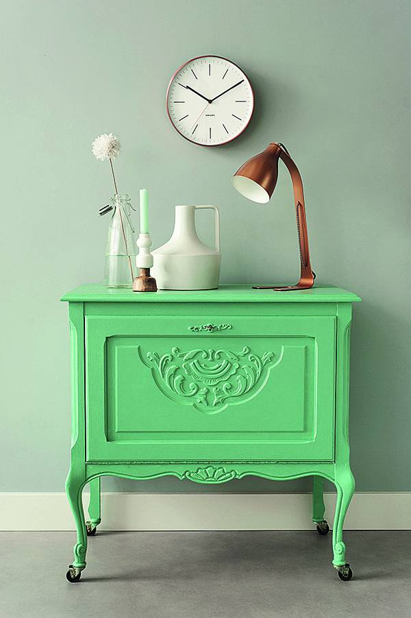 خزانة منخفضة من الخشب المطلي والمزخرف بنقوش ناعمة