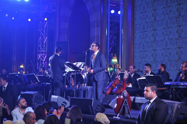 بالصور: كيف أطل نجم الخليج رابح صقر في حفلته في القاهرة؟ وهل يقدم دويتو مع عمرو دياب؟