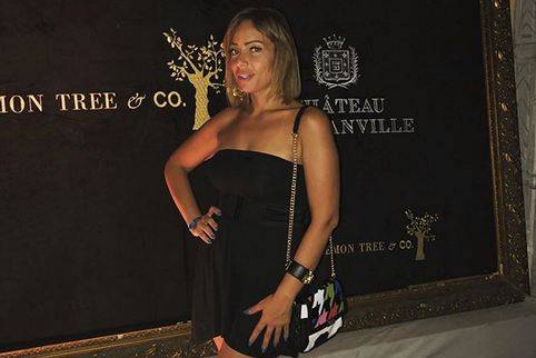 بالصور - هجوم على ريم البارودي بسبب قميصها القصير... شاهدوا كيف نسقته