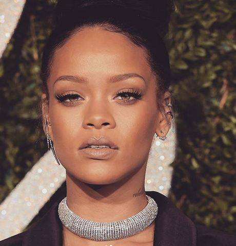 بالصور - ريهانا تثير ضجة بالأقراط الثمينة والغريبة... هل تجرئين على وضعها؟