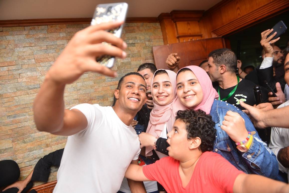 بالفيديو والصور: محمد رمضان يثبت شعبيته الضخمة بطريقة جديدة.. ماذا فعل؟