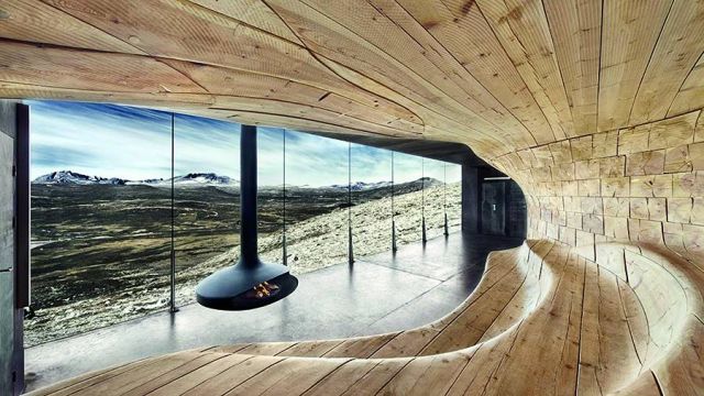 صالة مبتكرة بجلسات وسقف وجدران ملبسة بالخشب الطبيعي المصقول