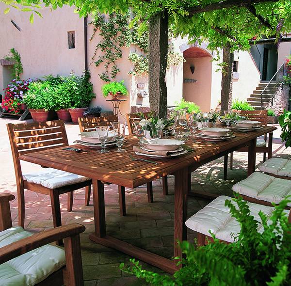 طاولة للطعام من الخشب مصممة خصيصاً للهواء الطلق