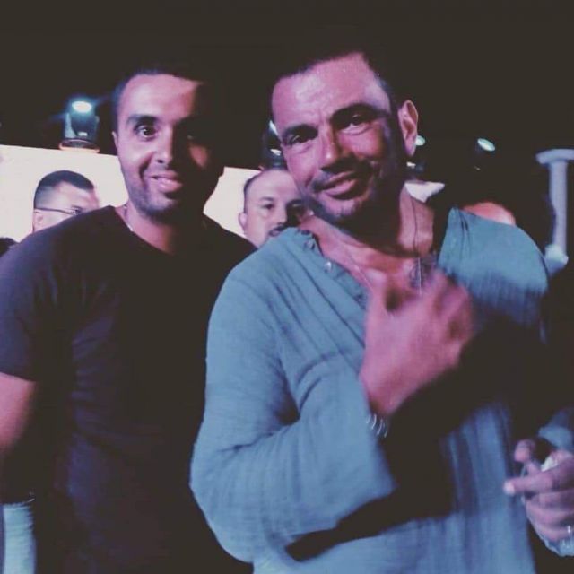 عمرو دياب وأحد الحضور