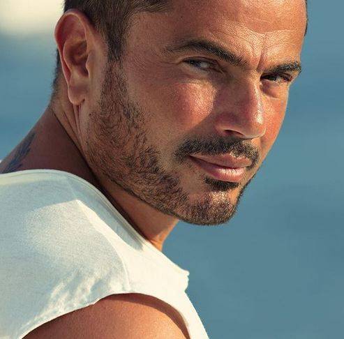 كيف يحافظ عمرو دياب على شبابه الدائم... وما هي عمليات التجميل التي خضع لها؟