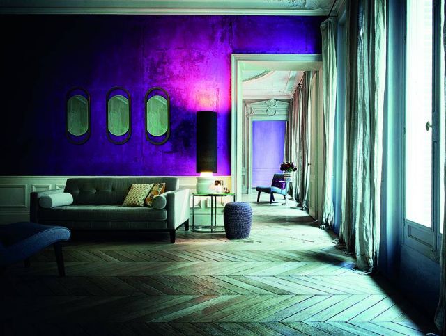 فضاء مميز بأرضيته الخشبية التي تتماشى مع طبيعة الأثاث وألوانه